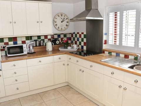 Cottage | Private kitchen | Dishwasher, cookware/dishes/utensils