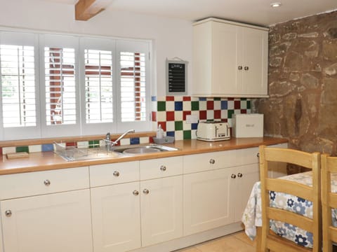 Cottage | Private kitchen | Dishwasher, cookware/dishes/utensils