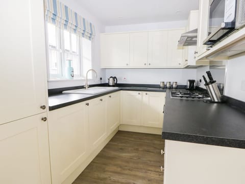 Cottage | Private kitchen | Microwave, stovetop, dishwasher, highchair