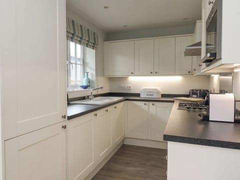 Cottage | Private kitchen | Microwave, stovetop, dishwasher, highchair