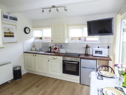 Cottage | Private kitchen | Microwave, stovetop, cookware/dishes/utensils