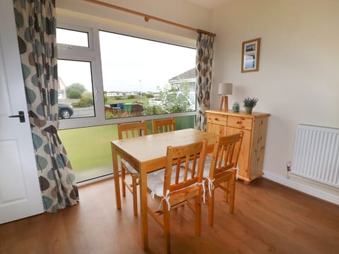 Cottage | Private kitchen | Stovetop, electric kettle, toaster, highchair