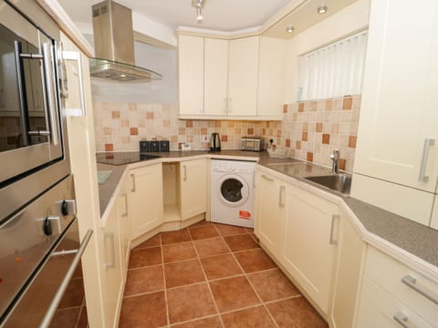 Cottage | Private kitchen | Fridge, microwave, dishwasher, cookware/dishes/utensils