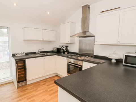 Cottage | Private kitchen | Microwave, stovetop, dishwasher, highchair