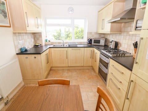Cottage | Private kitchen | Microwave, stovetop, dishwasher, cookware/dishes/utensils