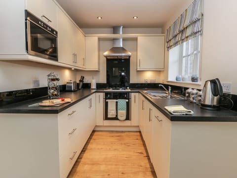 Cottage | Private kitchen | Dishwasher, highchair, cookware/dishes/utensils