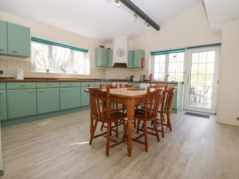 Cottage | Private kitchen | Dishwasher, cookware/dishes/utensils