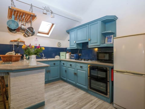 Cottage | Private kitchen | Fridge, microwave, stovetop, dishwasher