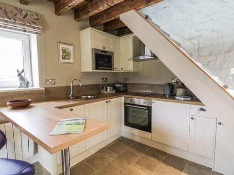 Cottage | Private kitchen | Fridge, microwave, dishwasher, electric kettle