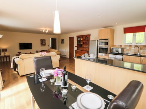 Cottage | Private kitchen | Dishwasher, cookware/dishes/utensils