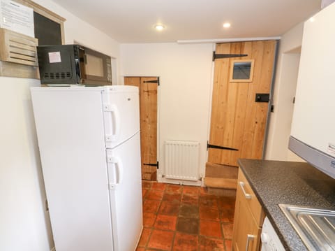 Cottage | Private kitchen | Fridge, microwave, stovetop, dishwasher