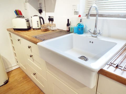 Cottage | Private kitchen | Dishwasher, cookware/dishes/utensils