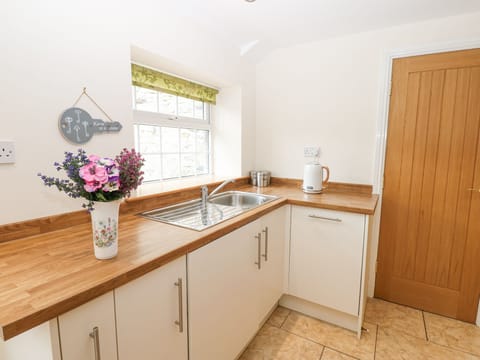 Cottage | Private kitchen | Stovetop, dishwasher, cookware/dishes/utensils