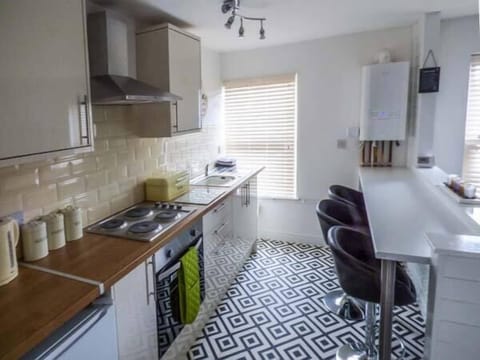 Cottage | Private kitchen | Fridge, microwave, stovetop, electric kettle