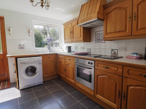 Stovetop, electric kettle, cookware/dishes/utensils