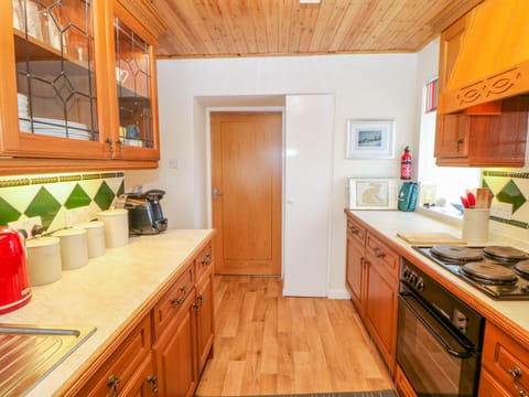 Cottage | Private kitchen | Fridge, oven, stovetop, dishwasher