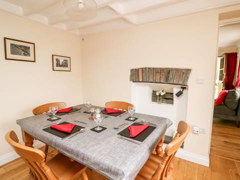 Cottage | Private kitchen | Fridge, microwave, stovetop, dishwasher