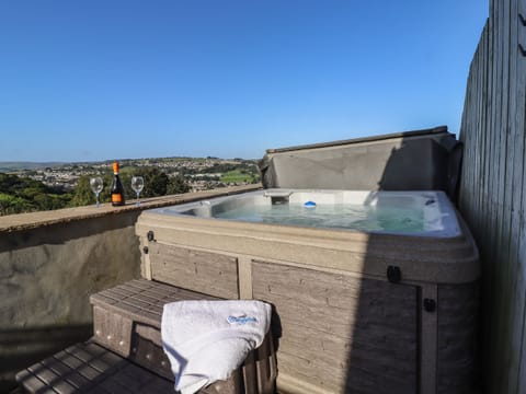 Cottage | Outdoor spa tub