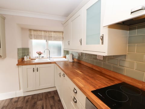 Cottage | Private kitchen | Microwave, stovetop, dishwasher, electric kettle