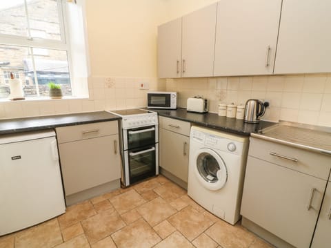 Cottage | Private kitchen | Electric kettle, toaster, cookware/dishes/utensils