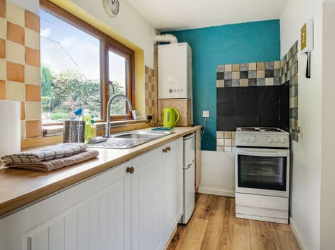 Cottage | Private kitchen | Microwave, stovetop, electric kettle, toaster