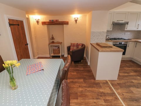 Cottage | Private kitchen | Microwave, stovetop, dishwasher, cookware/dishes/utensils