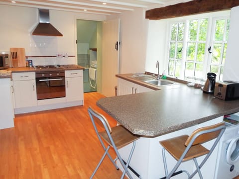 Cottage | Private kitchen | Fridge, microwave, stovetop, cookware/dishes/utensils