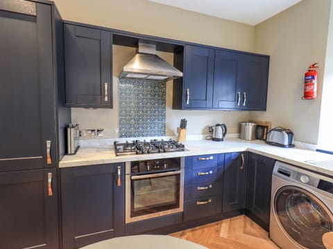 Cottage | Private kitchen | Dishwasher, cookware/dishes/utensils