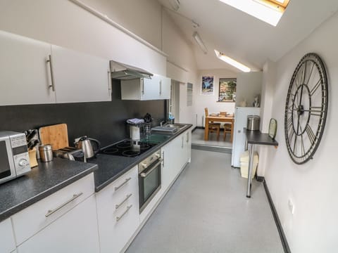 Cottage | Private kitchen | Fridge, microwave, stovetop, electric kettle