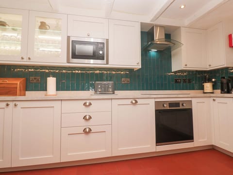 Cottage | Private kitchen | Stovetop, dishwasher, highchair, cookware/dishes/utensils
