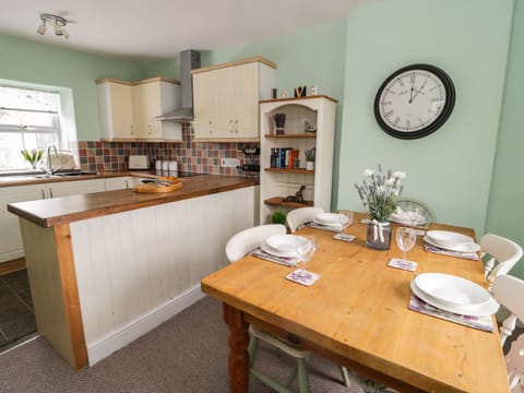 Cottage | Private kitchen | Cookware/dishes/utensils