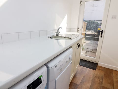 Cottage | Private kitchen | Microwave, stovetop, dishwasher, cookware/dishes/utensils