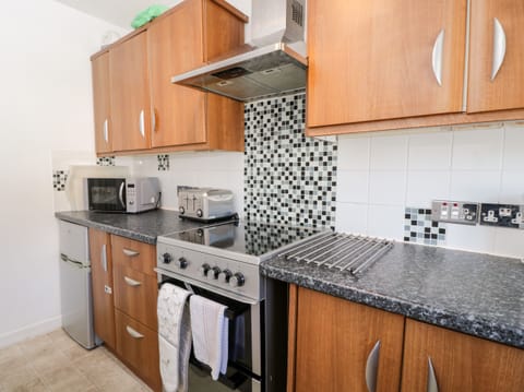 Cottage | Private kitchen | Microwave, stovetop, electric kettle, toaster