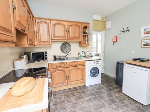 Cottage | Private kitchen | Microwave, stovetop, highchair, cookware/dishes/utensils
