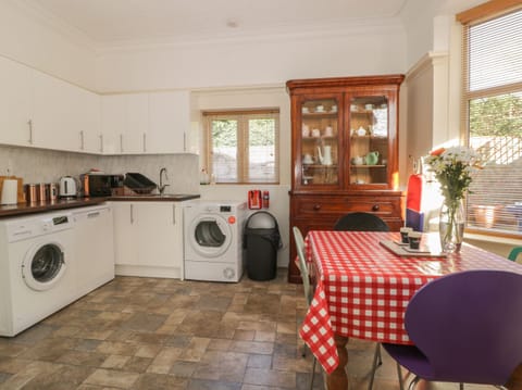 Cottage | Private kitchen | Fridge, microwave, stovetop, dishwasher