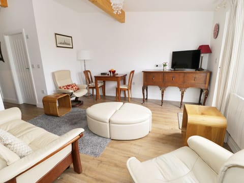 Cottage | Living area | TV