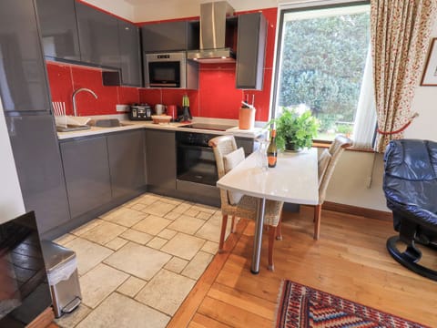 Cottage | Private kitchen | Dishwasher, cookware/dishes/utensils