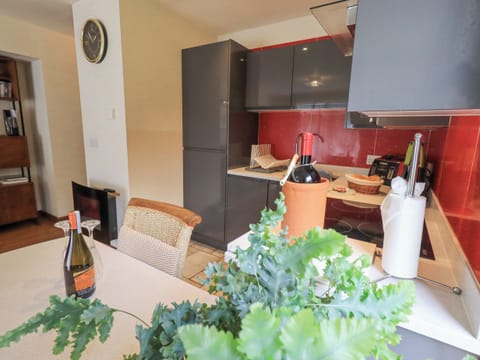 Cottage | Private kitchen | Dishwasher, cookware/dishes/utensils