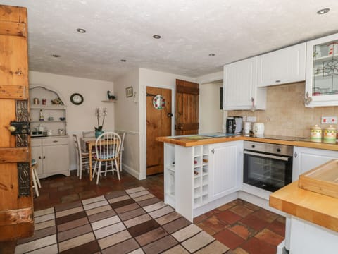 Cottage | Private kitchen | Microwave, stovetop, cookware/dishes/utensils