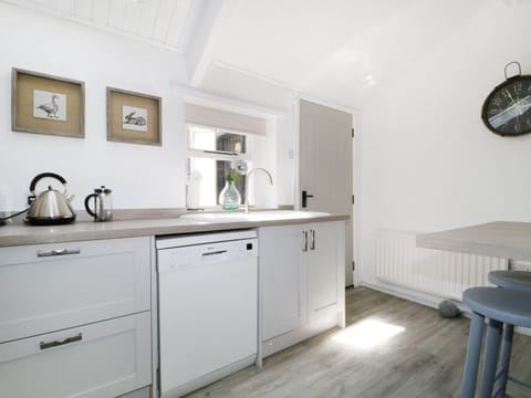 Cottage | Private kitchen | Fridge, microwave, stovetop, dishwasher