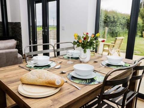 Cottage | Dining
