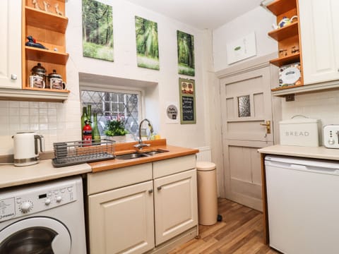 Cottage | Private kitchen | Fridge, microwave, stovetop, cookware/dishes/utensils