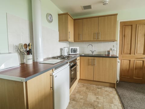 Cottage | Private kitchen | Fridge, microwave, stovetop, highchair