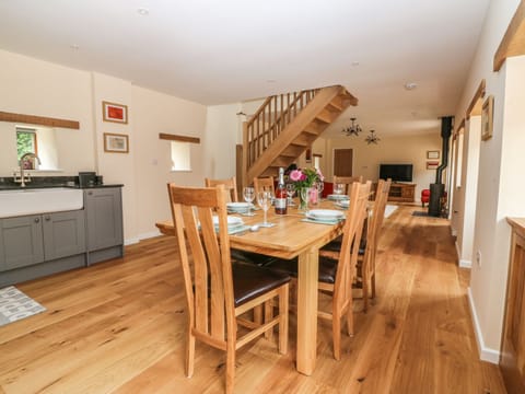 Cottage | Private kitchen | Dishwasher, highchair, cookware/dishes/utensils
