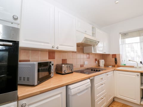 Cottage | Private kitchen | Microwave, stovetop, dishwasher, cookware/dishes/utensils