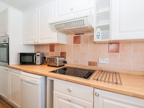 Cottage | Private kitchen | Microwave, stovetop, dishwasher, cookware/dishes/utensils