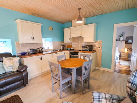 Cottage | Private kitchen | Dishwasher, cookware/dishes/utensils
