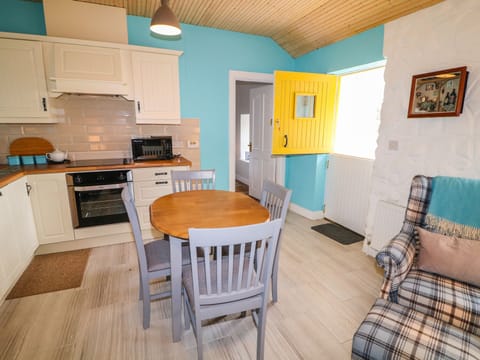 Cottage | Private kitchen | Dishwasher, cookware/dishes/utensils