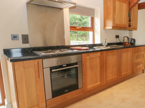 Cottage | Private kitchen | Fridge, microwave, stovetop, dishwasher