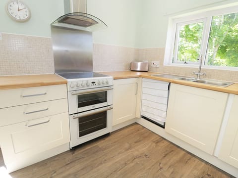 Cottage | Private kitchen | Microwave, stovetop, dishwasher, highchair